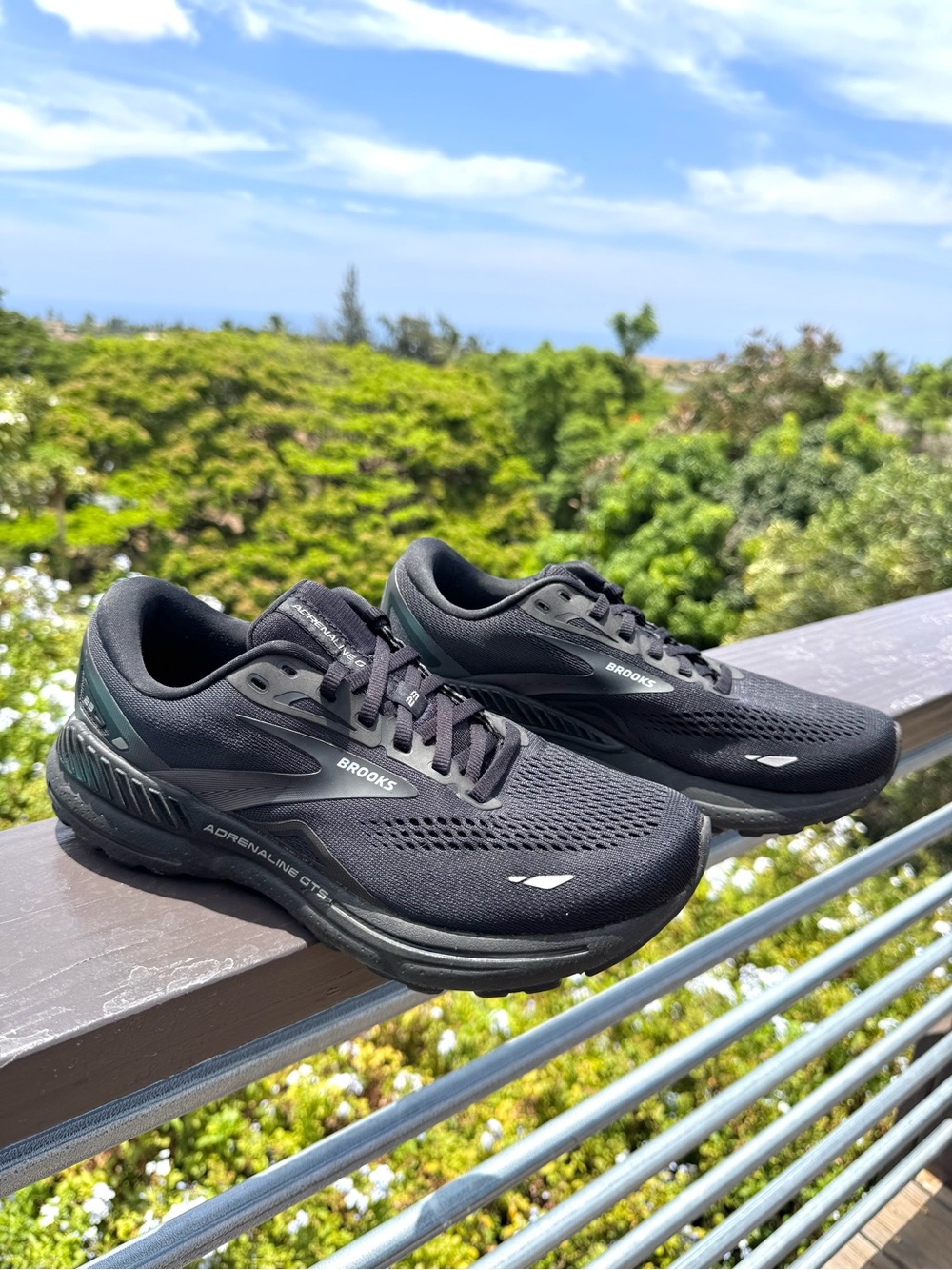 Brooks Black Adrenaline GTS 23 Running Shoes women’s 9 black WIDE
